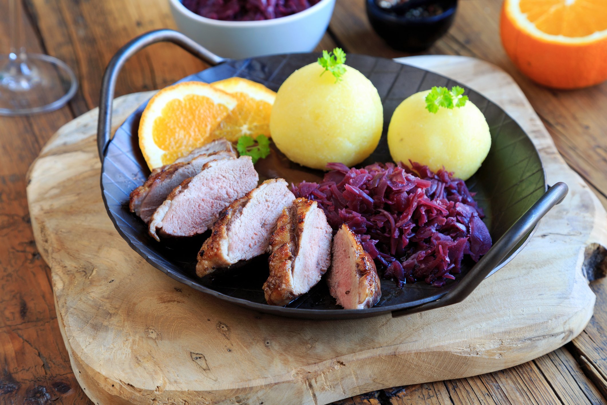Entenbrust mit Rotkohl und Kartoffelklößen Entenbrust mit Rotkohl und Kartoffelklößen