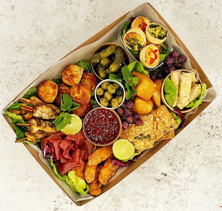 Halal Christmas Grazing Box (8-10 people) (No Attribute)