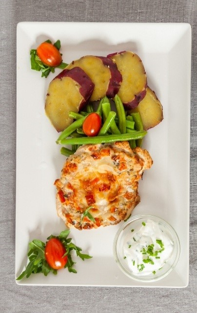Überbackenes Hähnchenbrustfilet mit Gemüse, Rosmarinkartoffeln und Dip Überbackenes Hähnchenbrustfilet mit Gemüse, Rosmarinkartoffeln und Dip