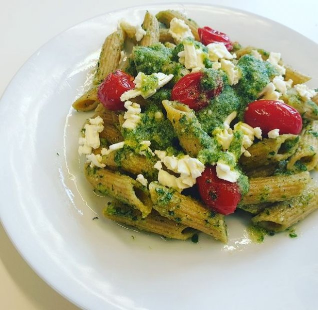 Vollkorn-Pasta mit Pesto und Schafskäse