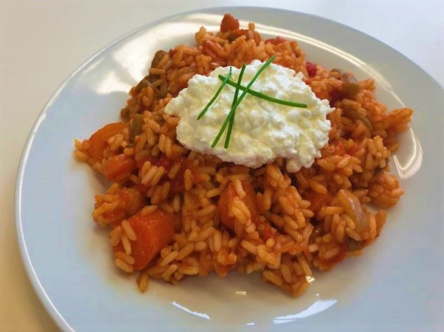 Pikante Reis-Gemüse-Pfanne mit Hüttenkäse