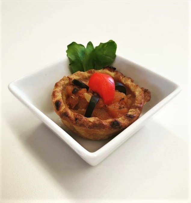 Mini Quiche mit Tomaten und Oliven