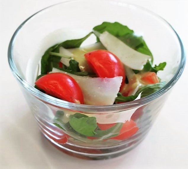 Mini Rucola-Kirschtomaten-Salat mit Parmesan