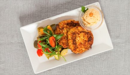 Karotten-Kräuter-Puffer mit Gemüse und Dip
