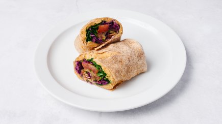 Vollkorn-Wrap mit Hummus und Gemüse