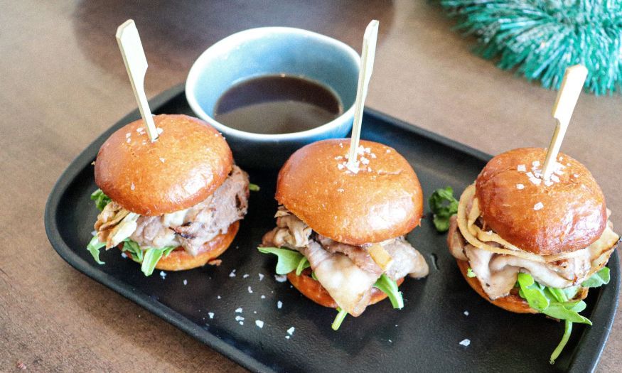 Mini Burger mit Entenfleisch, Feldsalat, Rotkohl und BBQ-Sauce