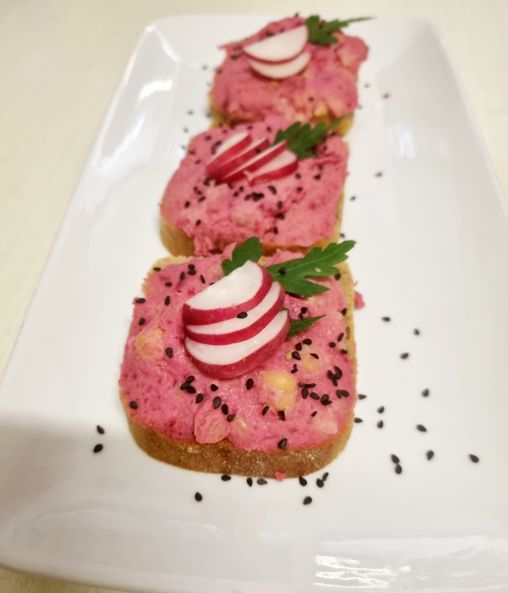 Vollkorn-Canapés mit Rote Bete-Hummus (vegan)