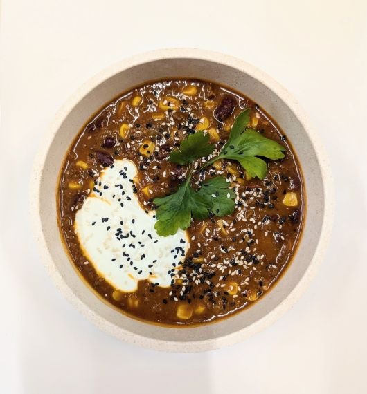 Chili sin Carne mit veganem Sauerrahm