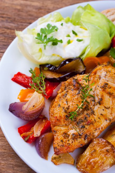 Pollo Fino mit mediterranem Gemüse, Rosmarinkartoffeln und Kräuterquark-Dip
