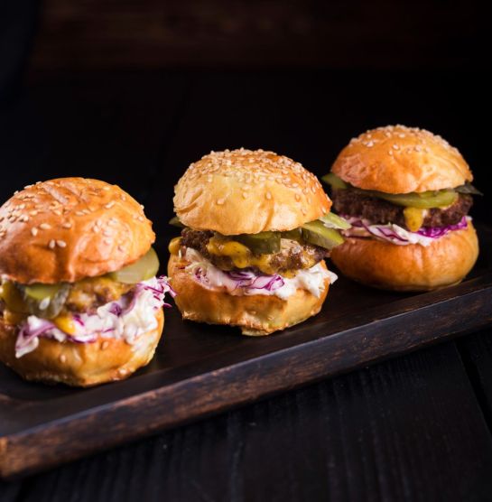 Vollkorn-Mini Burger mit veganem “Chicken”, Feldsalat, Rotkohl und BBQ-Sauce (vegan)