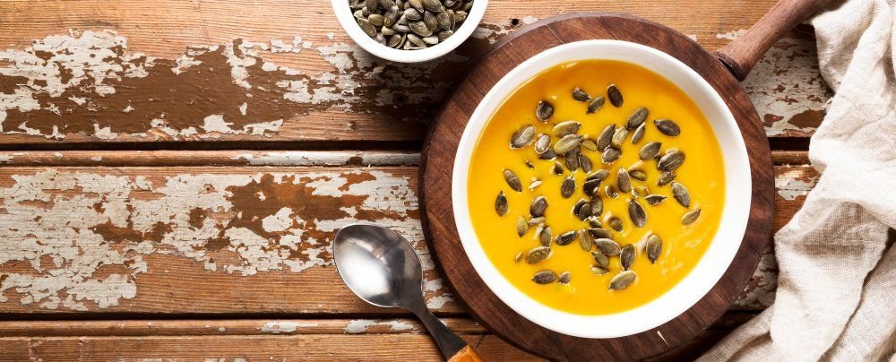 Kürbis-Kokos-Suppe mit Ingwer und gerösteten Kürbiskernen (vegan)