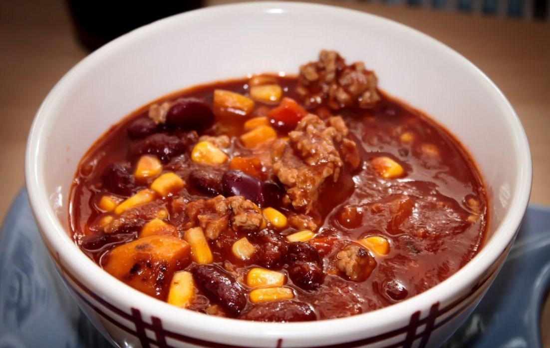 Chili con Carne mit Vollkornsemmel