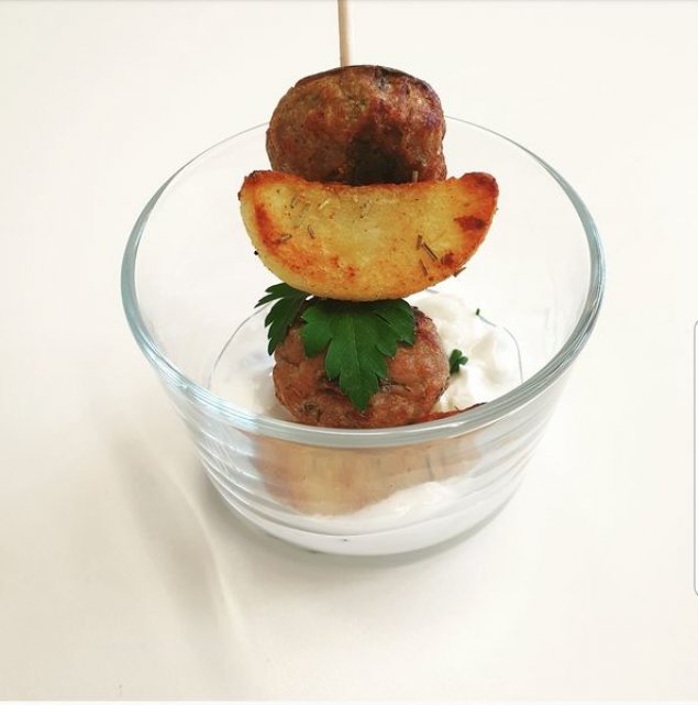 Hackbällchen-Kartoffel-Spieß mit Dip