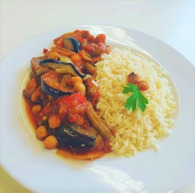 Kichererbsen-Gemüse-Ragout mit Reis