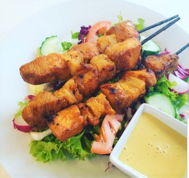 Salat mit Hähnchen-Ananas-Spießen