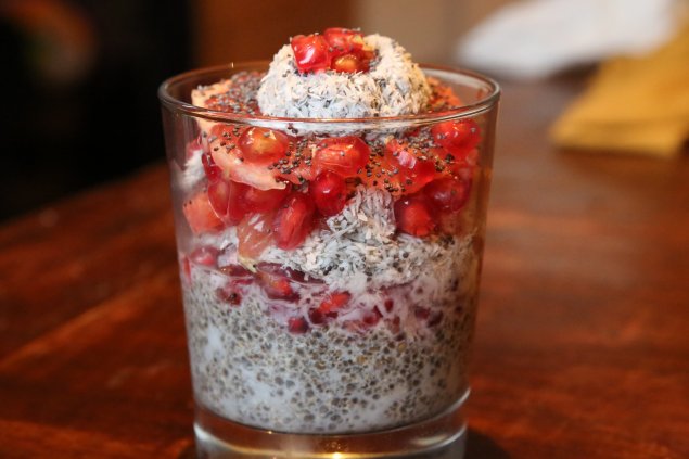 Chia-Kokos-Pudding mit Granatapfel