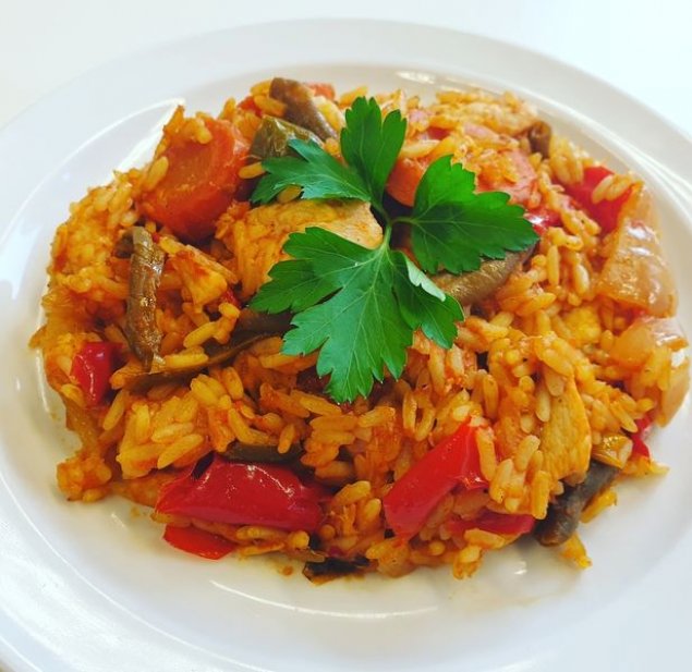 Pikante Reis-Gemüse-Pfanne mit Hähnchen