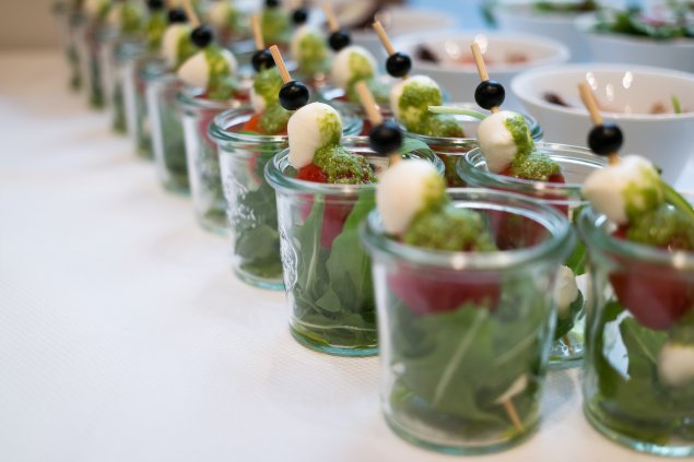 Tomaten-Mozzarella-Spießchen auf Rucola