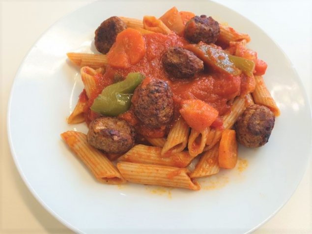Pikante Vollkorn-Pasta mit Hackbällchen