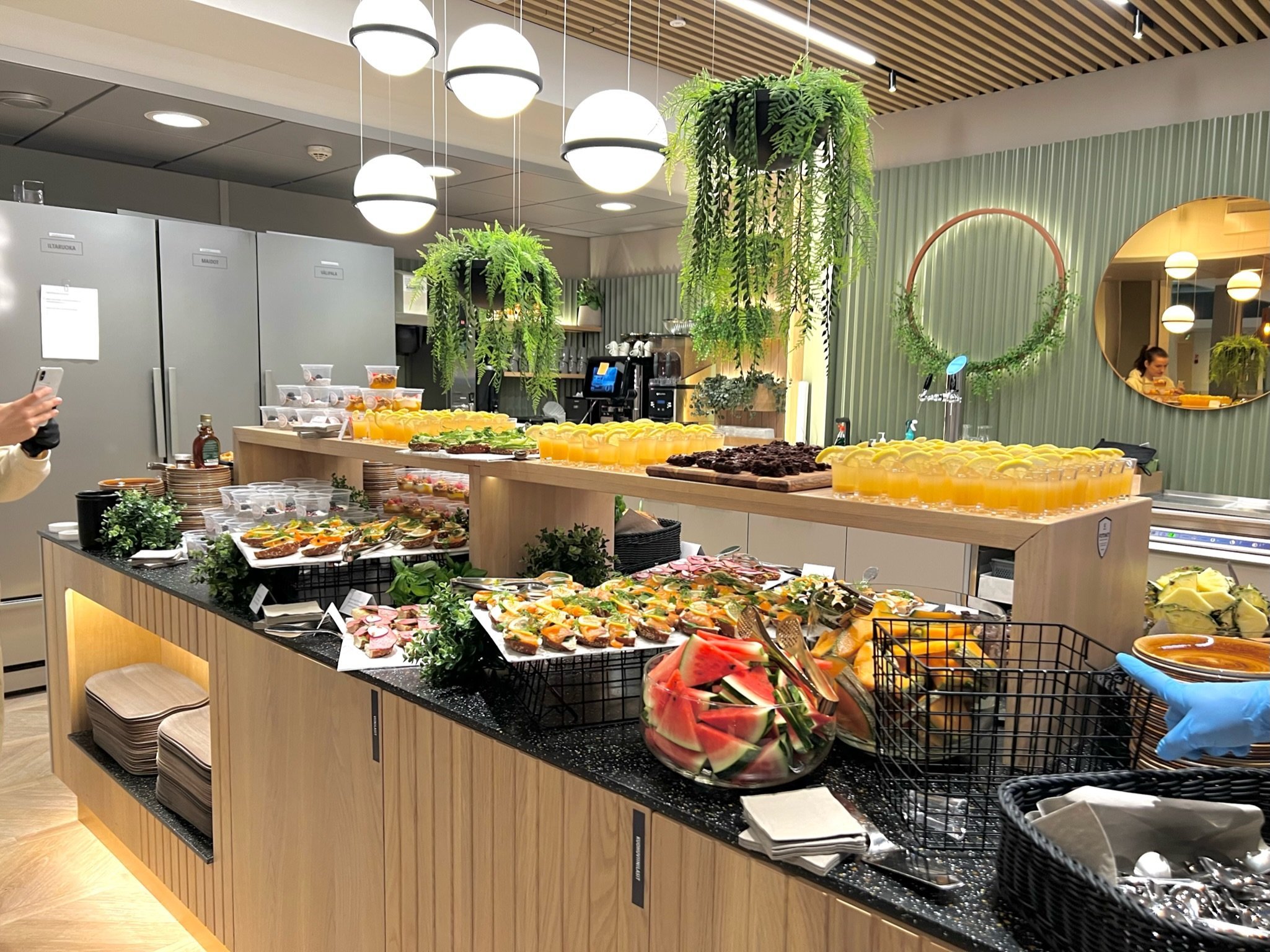 Deluxe Breakfast Table