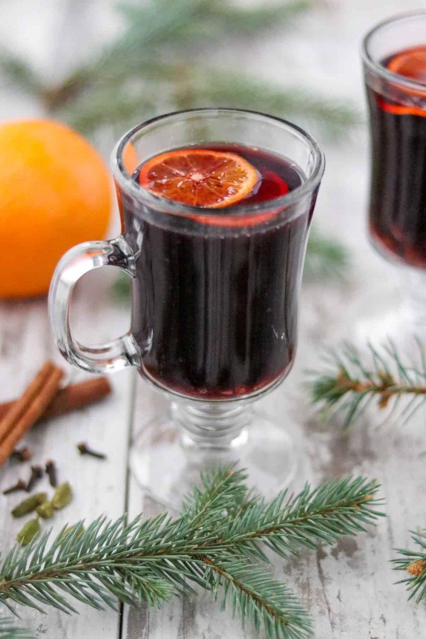 Festive Premium Glögi with Almonds, Raisins and Gingerbread