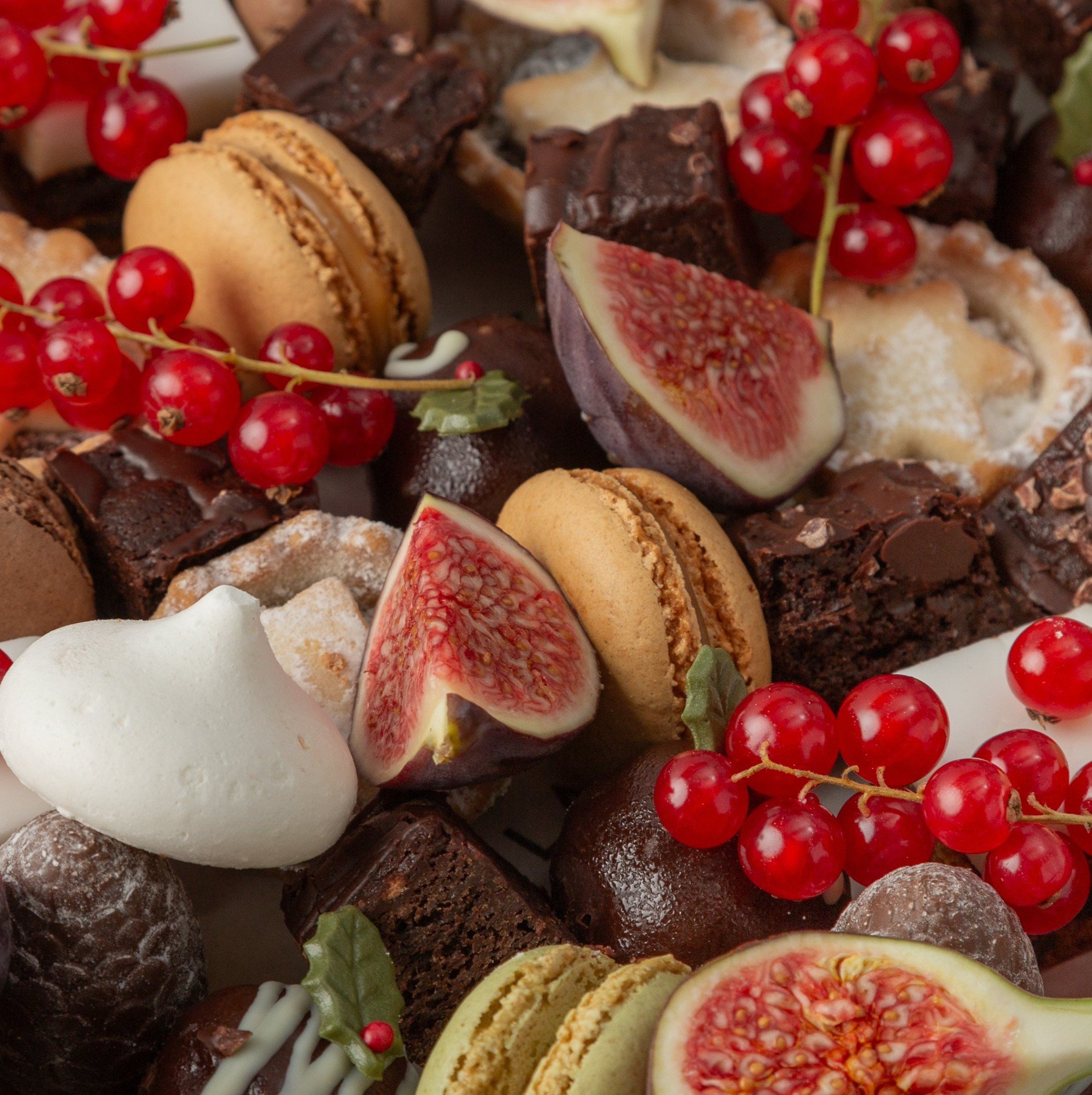 Small Christmas Dessert Platter - Feeds 15