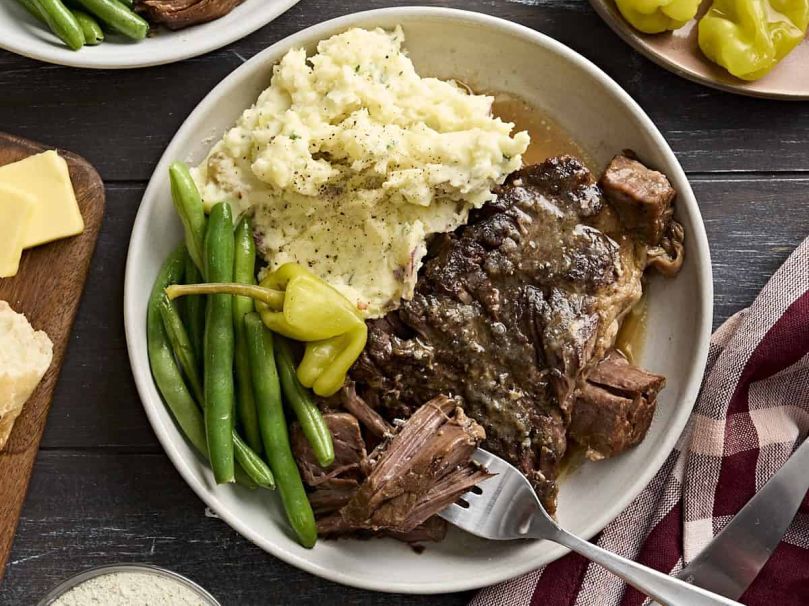 Pot roast with mashed potatoes and green beans