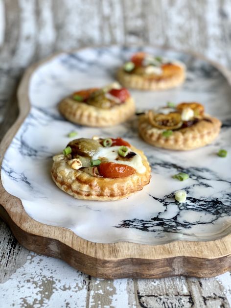 30 Tomato & Caramelised onion tarts